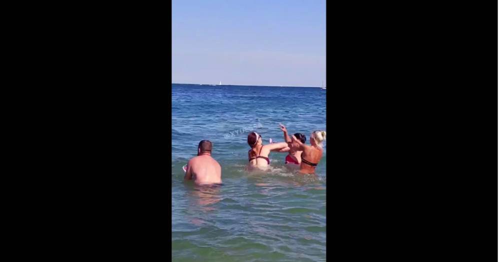 Расколол религиозный вопрос: на пляже в Одессе женщины подрались на глазах у ребенка (ВИДЕО)