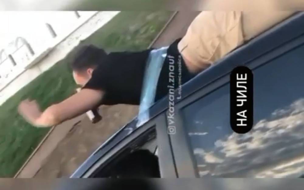 Еще один: в Казани блогер прокатился на крыше машины