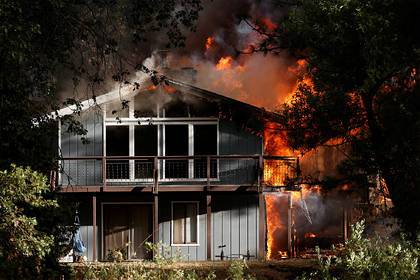 Тысячам жителей Калифорнии приказали эвакуироваться из-за пожара