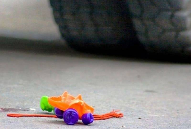 В смоленском райцентре 5-летний ребенок попал под колеса авто