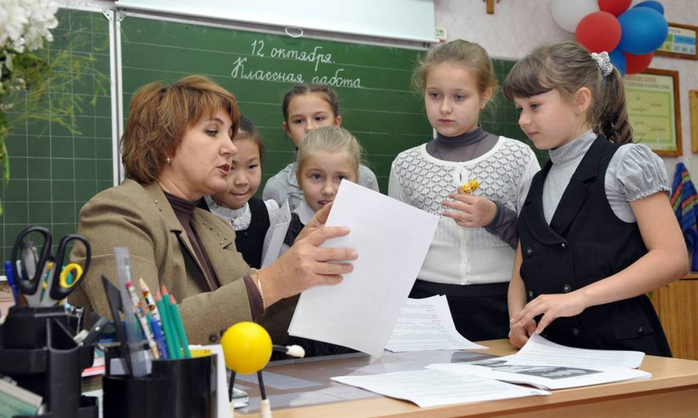 Учителей обяжут общаться только через российские мессенджеры