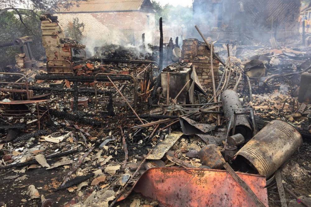 Под Волгоградом неосторожное обращение с огнем привело к серьезному пожару