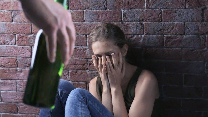 Пьяный москвич выгнал сожительницу в подъезд, а сам дома изнасиловал школьницу