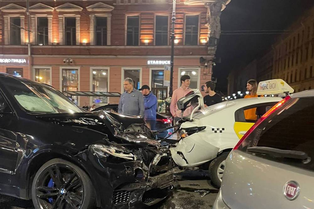 В центре Петербурга в массовой аварии пострадали два человека