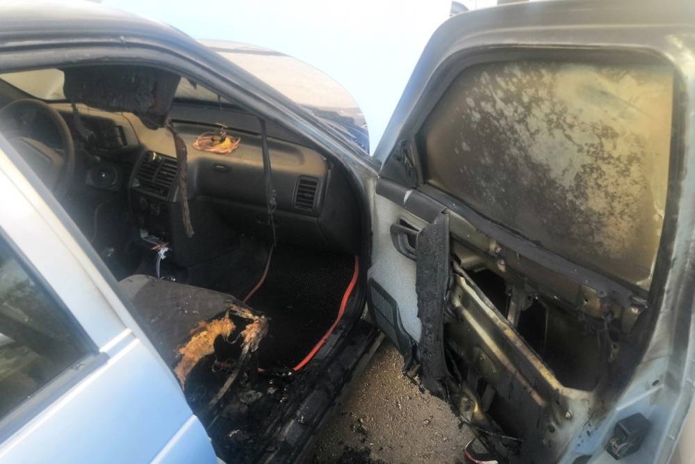 Неравнодушные жители Смоленска смогли спасти авто от уничтожения огнем