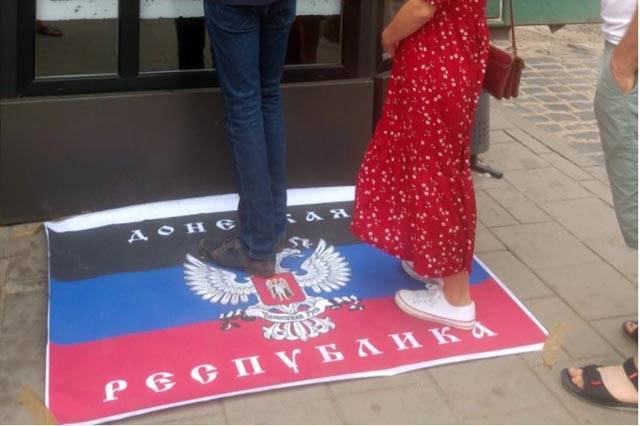 Во львовской кофейне вместо коврика постелили «флаг ДНР»