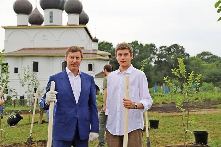 Глава ярославского правительства отвез сына в монастырь