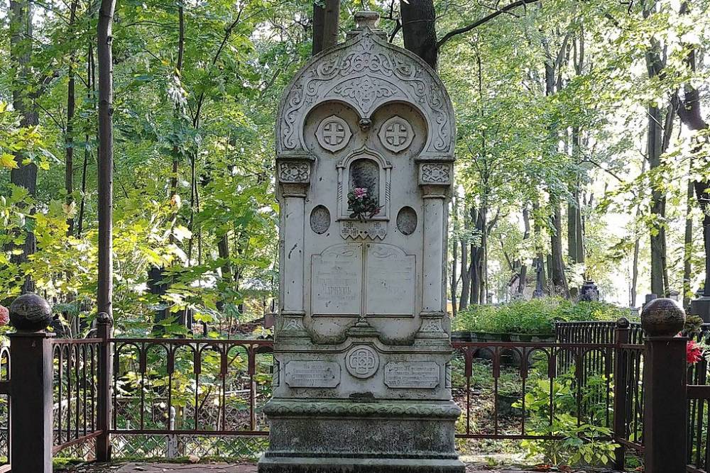 Для петербуржцев проведут экскурсию по брошенным склепам лютеранского кладбища