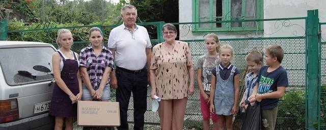 Многодетная семья из адыгейской станицы получила в подарок от депутатов компьютер
