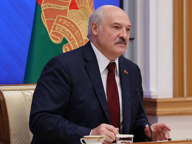 "Завтра на вилах бы повыносили и Зеленского, и всех остальных". Лукашенко заявил, что вместе с Путиным мог бы Украину "поставить на колени" в течение суток