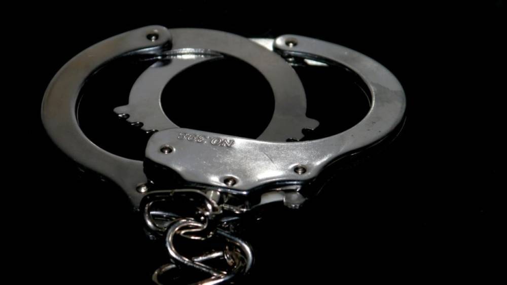 Полиция Кудрово задержала пробравшегося на территорию детсада мужчину с ножом