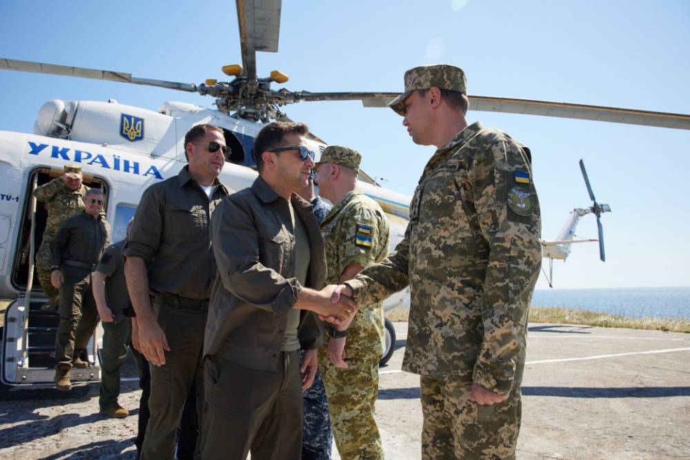 Зеленский приехал на юг Украины: наблюдал за учениями ВСУ и посетил остров Змеиный