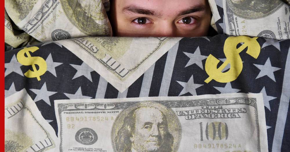 Доллар привязался к карте: почему россияне изымают валютные сбережения с вкладов