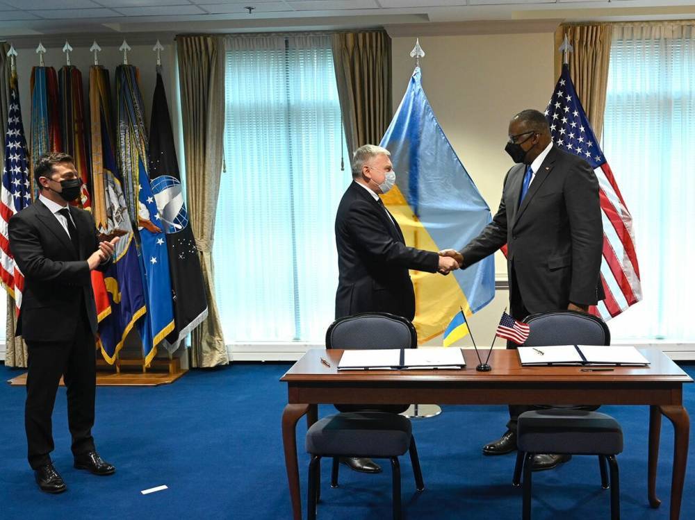Министры обороны Украины и США подписали соглашение о проектах в сфере исследований. Зеленский назвал это новым этапом сотрудничества
