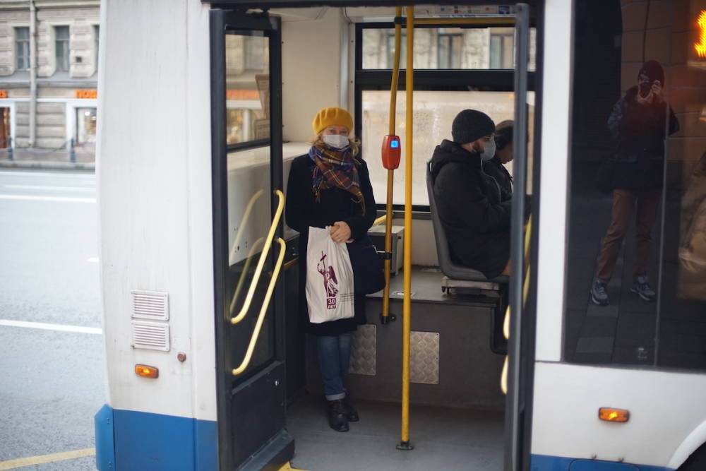 В Петербурге за лето 800 человек получили протоколы за проезд в транспорте без масок
