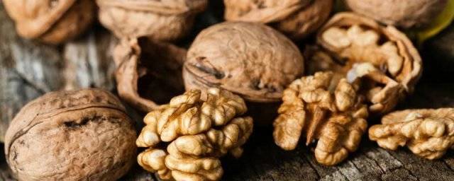 Ежедневное употребление грецких орехов помогает снизить уровень холестерина в крови