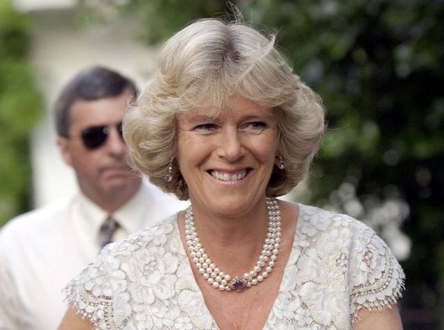 74-летняя супруга принца Чарльза вышла в свет в стильном клетчатом платье (ФОТО)
