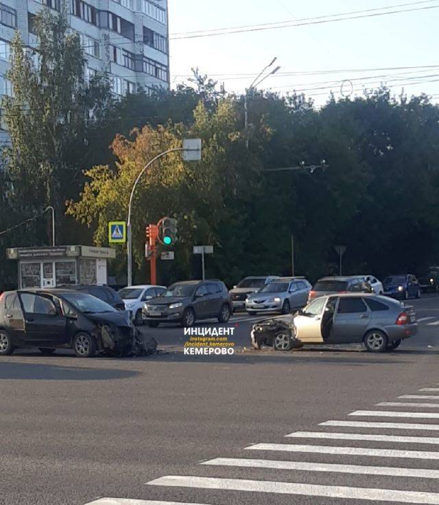 В Кемерове на перекрёстке Ленина — Пионерский произошло серьёзное ДТП