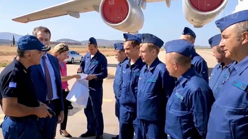 В Афинах проводили российских пилотов, помогавших в тушении лесных пожаров