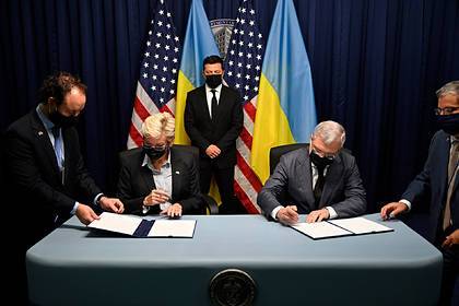 Украинцы поглумились над фотографией Зеленского при подписании документов в США