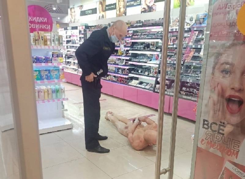 Обнаженного мужчину-поджигателя связали скотчем в магазине в Петербурге – фото