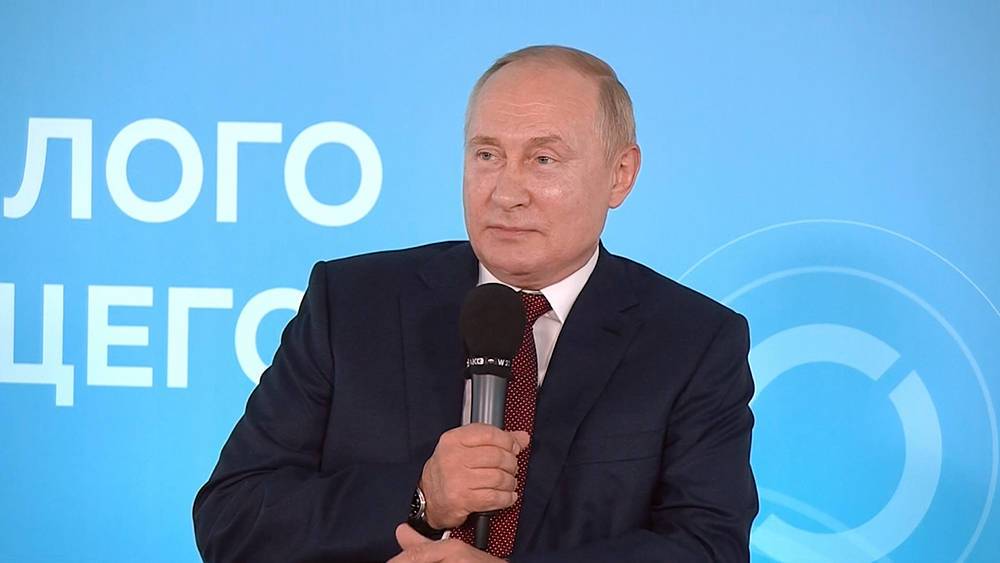 Путин заявил, что с детства хотел служить Отечеству