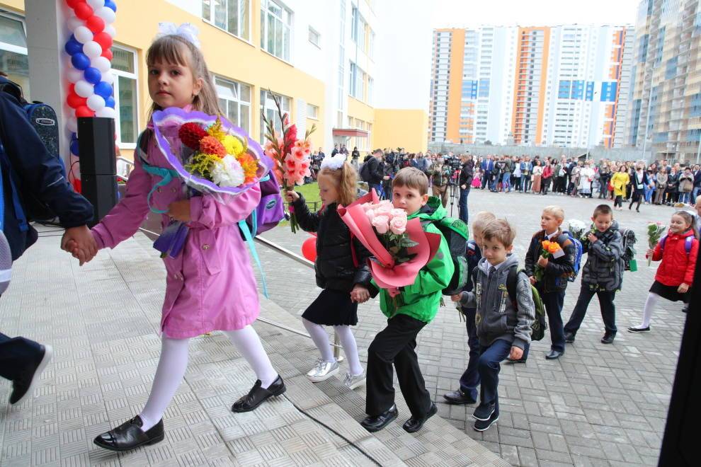 Одна из самых больших школ города открылась в Приморском районе