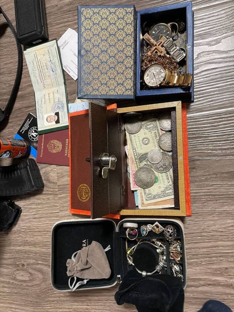 При обыске у ростовского начальника районного ГИБДД нашли сокровища и оружие