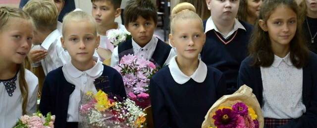 Глава Дзержинска Иван Носков принял участие в праздничной линейке в школе №6