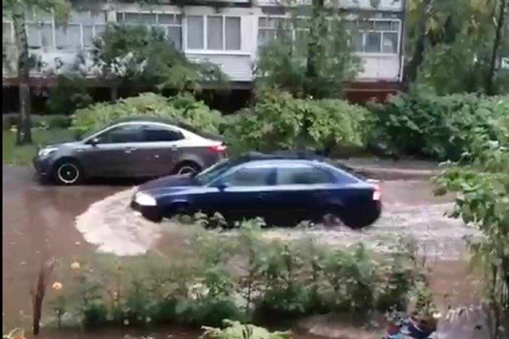 В Ярославле проливной дождь с грозой лишил электроэнергии и затопил жилой район
