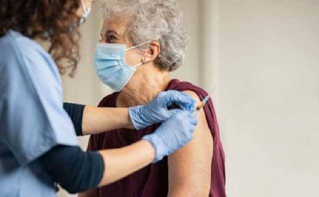 Третью дозу вакцины от COVID-19 начали получать пожилые люди во Франции