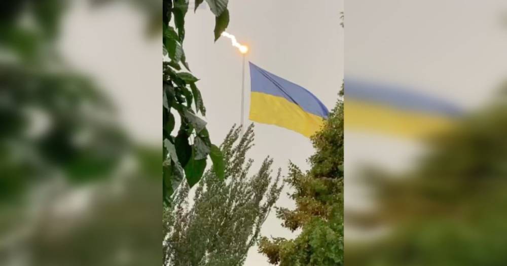 "Это небезопасно": эксперт не советует гулять у самого высокого в Украине флагштока в грозу (видео)