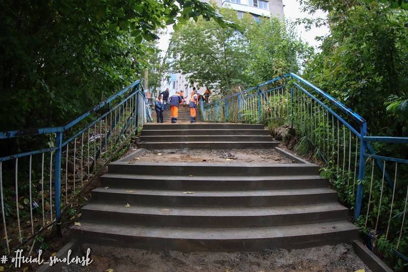 В Смоленске заканчивают ремонт лестницы, соединяющей Кловку с улицей Нахимова