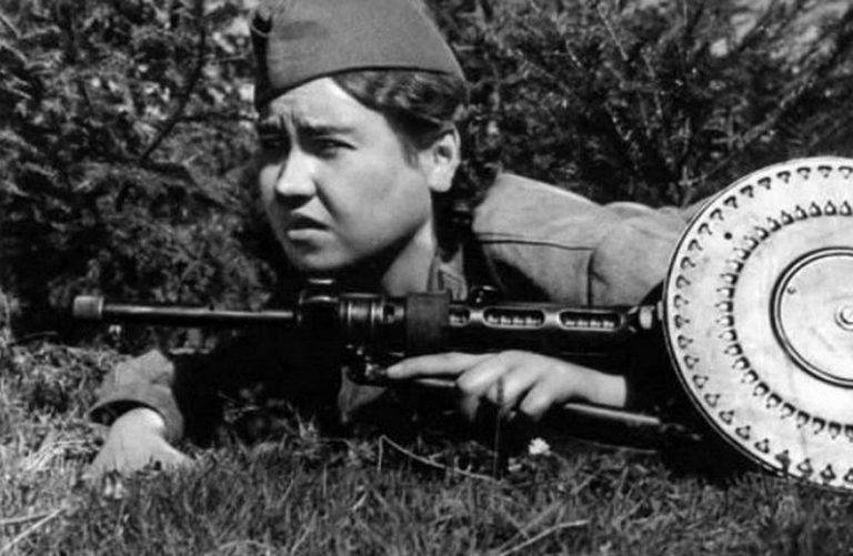 Маншук Маметова: как воевала лучшая пулемётчица Красной Армии