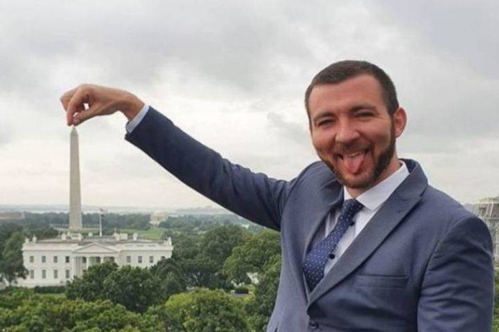 Украинцы раскритиковали фото пресс-секретаря Зеленского на фоне Белого дома