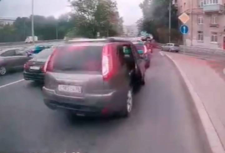 В Приморском районе Петербурга мотоциклиста поймали дверью авто