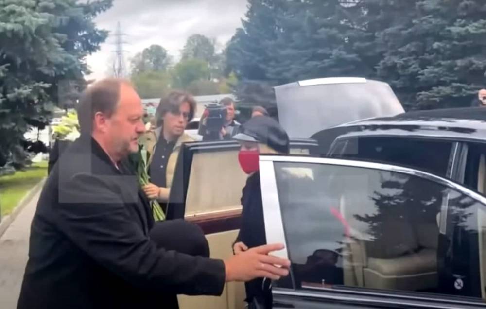 Алла Пугачева не сдержала слез у гроба близкого друга: "Пусть душа будет в раю"