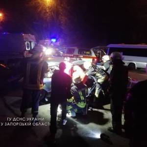 В Коммунарском районе Запорожья столкнулись два автомобиля: есть пострадавшие. Фото