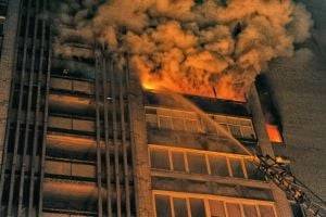 В Киеве ночью тушили крупный пожар в многоэтажке: погибла женщина. ФОТО