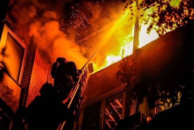 Ночью в Киеве произошел пожар в многоэтажном жилом доме: погибла женщина