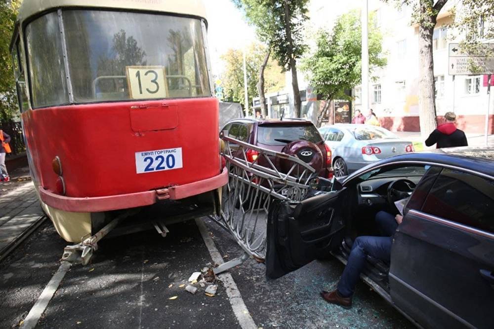 В центре Екатеринбурга сошел с рельсов трамвай. Часть проспекта Ленина заблокирована