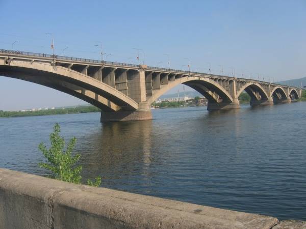 Масляное пятно появилось на реке Енисей в Красноярском крае