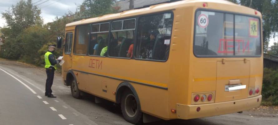 В Карелии инспекторы остановили автобус с непристегнутыми ремнями безопасности детьми
