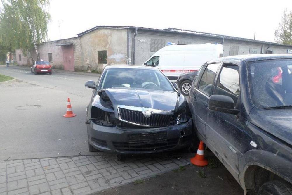 «Шевроле» и «Шкода» столкнулись на улице Ипподромной в Пскове