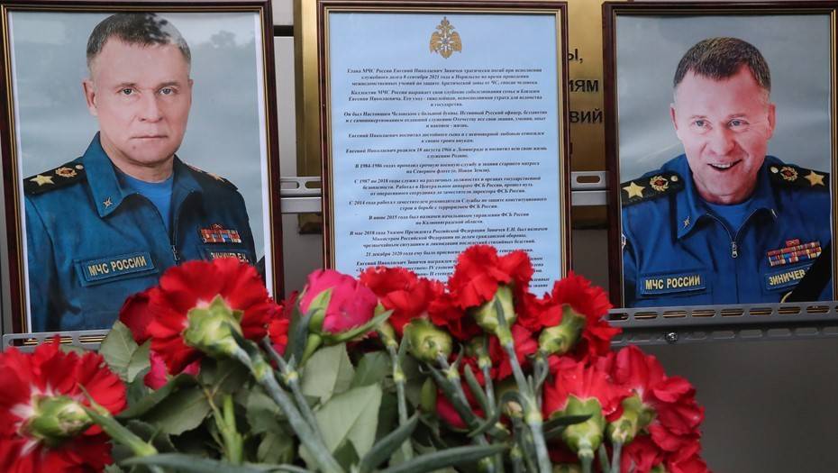 Погибшего главу МЧС похоронили в Петербурге с воинскими почестями