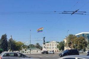 Дрон с флагом ЛГБТ удивил харьковчан. ВИДЕО