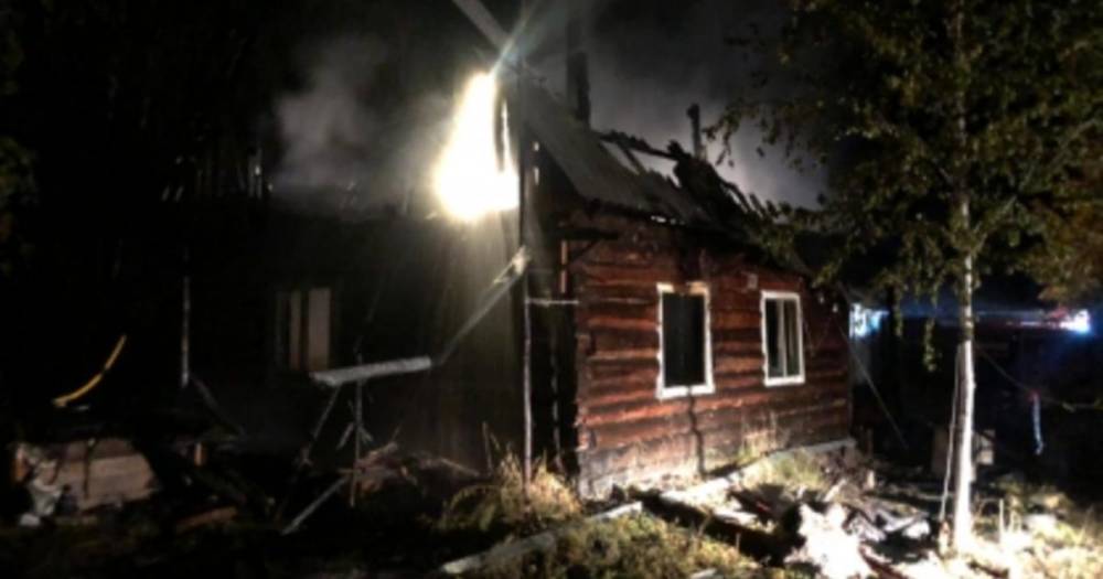 Пожар уничтожил дачу в Якутии, погибли двое мужчин