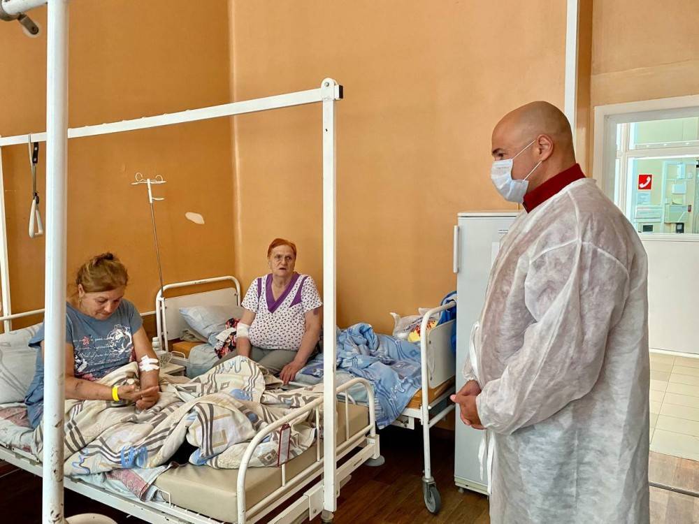 Игорь Артамонов приехал в больницу к пострадавшим в поселке Солидарность
