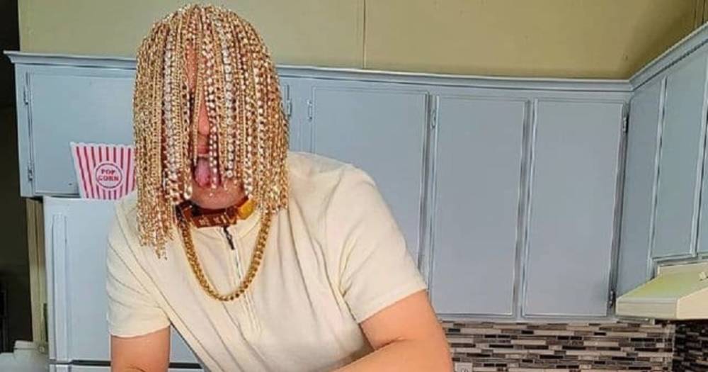 Мексиканский рэпер заменил натуральные волосы на золотые и стал Интернет-сенсацией