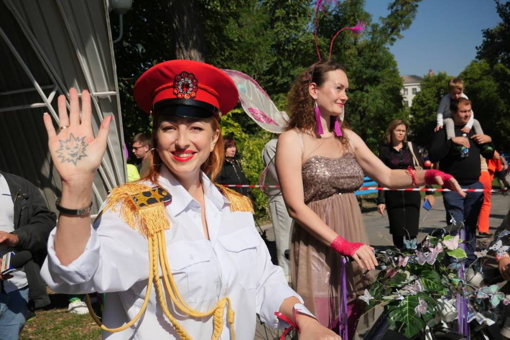 Луганские леди устроили велошоу в честь Дня города: ФОТО